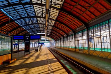 Wroclaw, Polonya, 4 Aralık 2021: tren istasyonundaki boş platform. Yolcu yokluğu