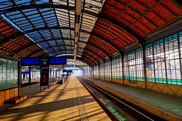 Wroclaw Polen Dezember 2021 Leerer Bahnsteig Bahnhof Abwesenheit Von Passagieren — Stockfoto