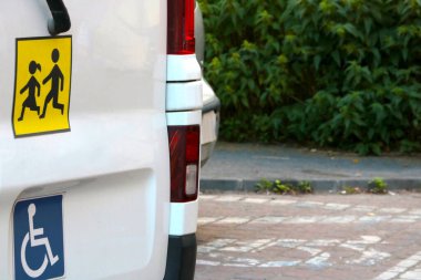 Çocuk ve engelli insanların bir işareti arabaya yapıştırıldı. Özürlüler için özel araba