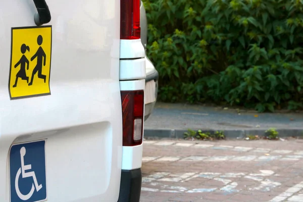 Çocuk ve engelli insanların bir işareti arabaya yapıştırıldı. Özürlüler için özel araba