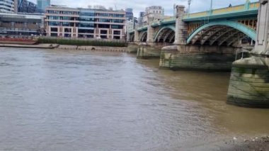 Londra, Birleşik Krallık, 8 Şubat 2022: Londra Thames nehri üzerindeki köprünün manzaralı manzarası