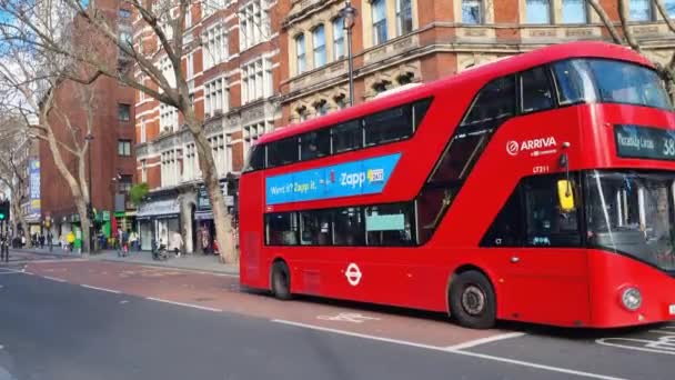 Londres Reino Unido Fevereiro 2022 Ônibus Vermelhos Dois Andares Dirigem — Vídeo de Stock