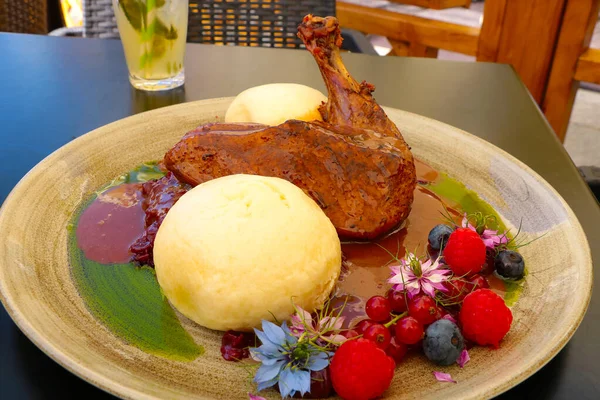 Piece Cooked Chicken Berries Plate Cafe —  Fotos de Stock