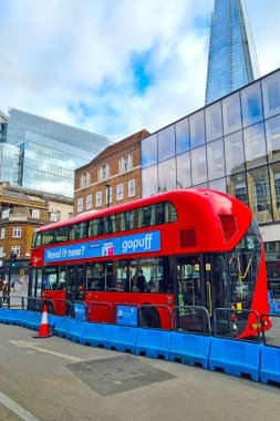 Londra, Birleşik Krallık, 8 Şubat 2022: Londra sokaklarında kırmızı çift katlı otobüs