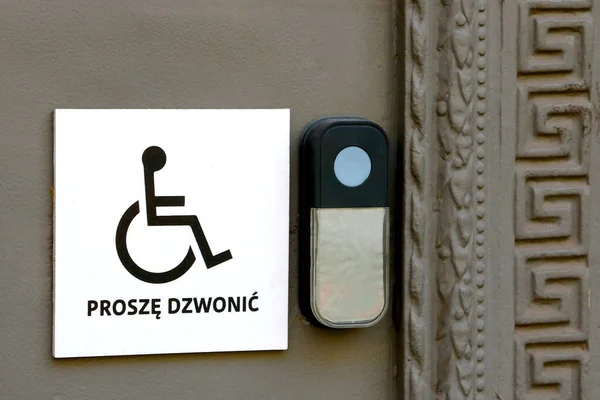Znak Napisem Wezwaniem Dla Osób Niepełnosprawnych — Zdjęcie stockowe