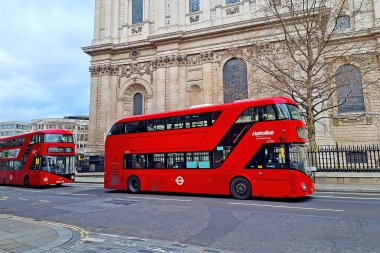 Londra, Birleşik Krallık, 4 Şubat 2022: Ünlü kırmızı çift katlı otobüsler Londra sokaklarında ilerliyor.