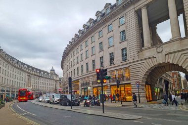 Londra, Birleşik Krallık, 5 Şubat 2022: Londra 'da ulaşımla meşgul cadde