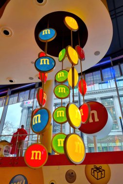 Londra, Birleşik Krallık, 5 Şubat 2022: Londra 'daki m mağazasında güzel bir lamba.