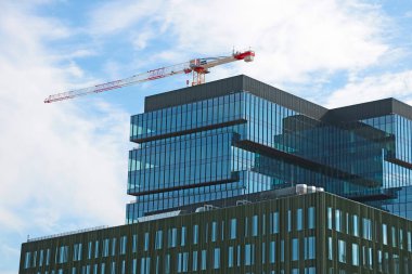 Londra, Birleşik Krallık, 5 Şubat 2022: Londra 'da inşaat vinci olan modern ofis ve evler. Aktif bina. Şu anda evlerin inşaatını geliştirdi. Yüksek teknoloji.
