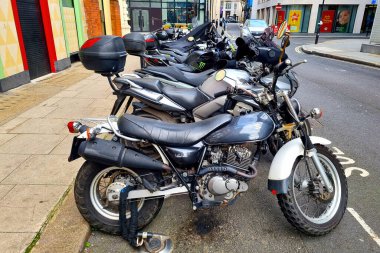 Londra, Birleşik Krallık, 5 Şubat 2022: Londra 'da motosiklet ve motosiklet park yeri