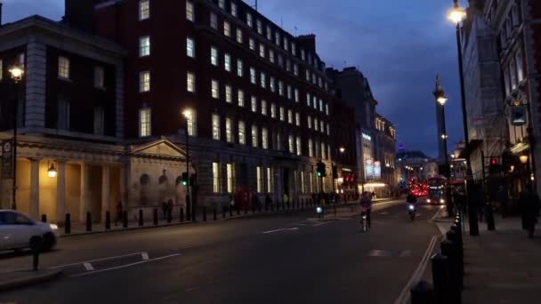 London Großbritannien Februar 2022 Taxis Und Rote Doppeldeckerbusse Fahren Abends — Stockvideo