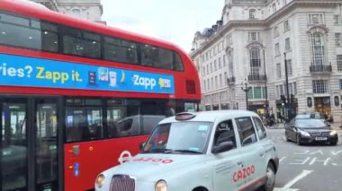 Londra, Birleşik Krallık, 5 Şubat 2022: Londra sokaklarında şehir trafiği. Taksiler ve kırmızı çift katlı otobüsler şehrin sokaklarından geçiyor.