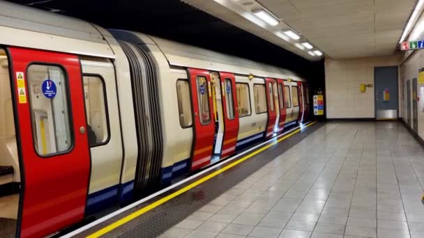 Londra Birleşik Krallık Şubat 2022 Tren Londra Daki Metro Istasyonundan — Stok video