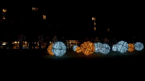 Feux Clignotants Lumineux Sur Les Boules Dans Parc Décoration Préparation — Video