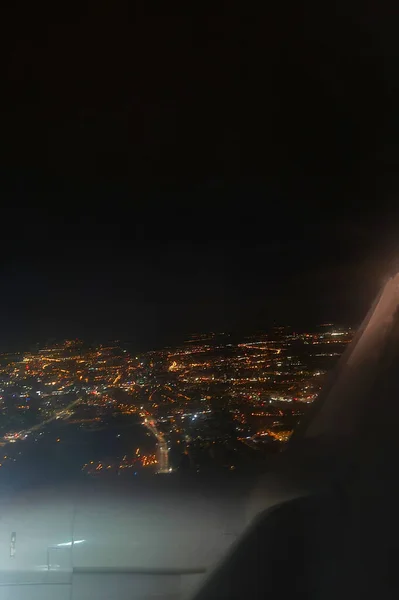 Utsikt Över Natten Glödande Stad Från Flygande Plan — Stockfoto