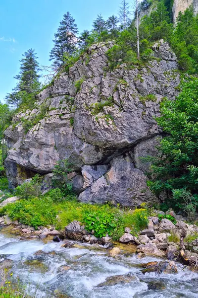 바위들 과작은 산강의 아름다운 — 스톡 사진
