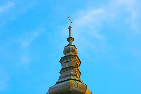 Vor Dem Hintergrund Des Blauen Himmels Die Kuppel Der Kirche — Stockfoto