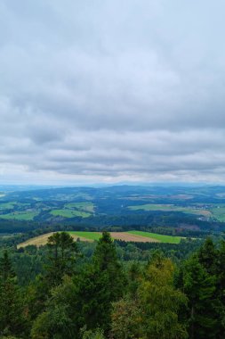 Dağlarda sisli bir sabahta yüksek bir yerden manzara. Hava fotoğrafı