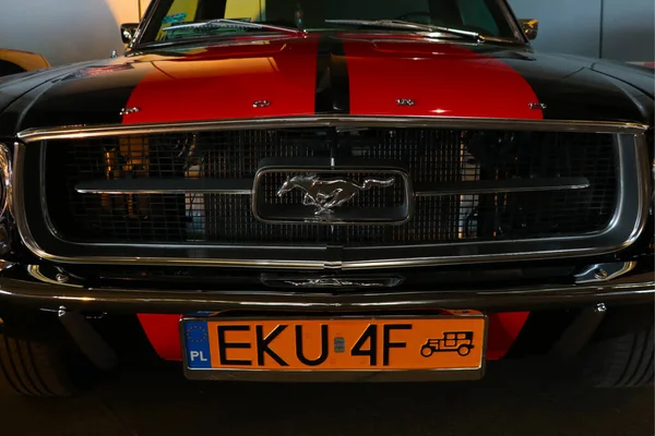 Wroclaw, Polonya, 22 Ağustos 2021: eski bir Ford Mustang arabasının önü.