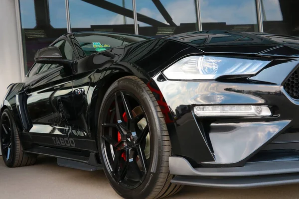 Wroclaw, Polonya, 22 Ağustos 2021: Modern siyah Ford Mustang. Musclecar. Güçlü spor araba..