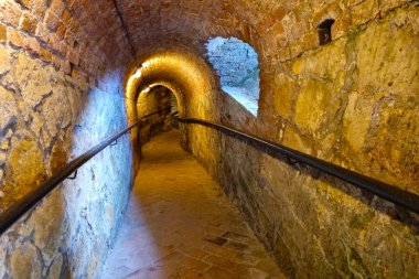 Eski binanın bodrumundan inen merdivenin görüntüsü.