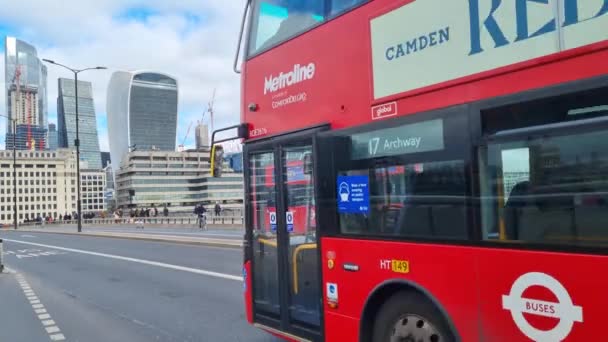 Λονδίνο Ηνωμένο Βασίλειο Φεβρουαρίου 2022 Περίφημο Κόκκινο Διώροφο Λεωφορείο Δρόμο — Αρχείο Βίντεο