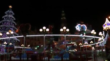 Wroclaw, Polonya, 15 Aralık 2021: Noel ve Yeni Yıl için meydanda renkli koşu atlıkarıncaları. Çocuklar ve yetişkinler için eğlence.