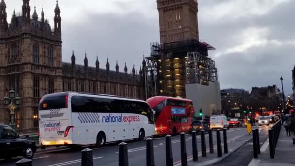 London, United Kingdom, February 8, 2022: view of the traffic on the streets of London. — Stok video