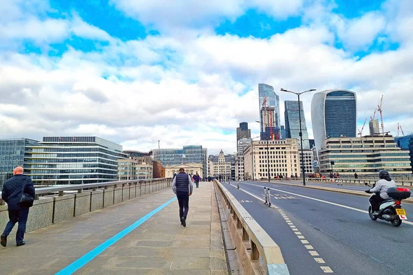 London United Kingdom February 2022 People Walk Bridge Ride Transport — Foto Stock