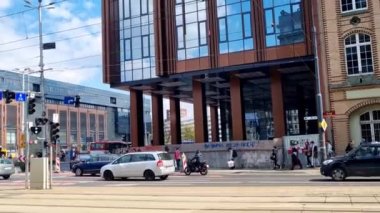 Wroclaw, Polonya, 15 Mayıs 2021: Wroclaw caddelerinden geçen güzel eski tramvaylar. Turist turları. Şehirde çevre dostu ulaşım - tramvay. Şehir trafiği