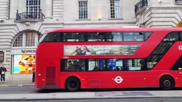 Londres Reino Unido Febrero 2022 Los Famosos Autobuses Rojos Dos — Vídeos de Stock