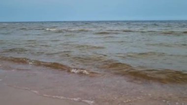 Deniz ya da okyanus dalgalarının manzarası. Kumsal kıyısı