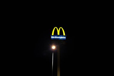 Wroclaw, Polonya, 16 Mayıs 2022: Sarı McDonald 's gece tabelası. Fast food restoranı.