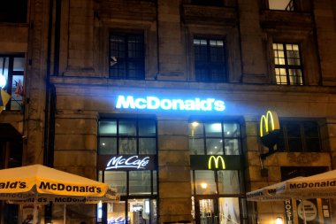 Wroclaw, Polonya, 16 Mayıs 2022, McDonald 's logosu. Hızlı ve lezzetli yemekleri olan bir restoran.