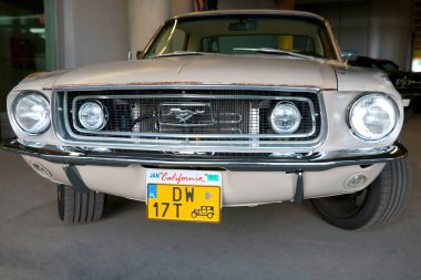 Wroclaw, Polonya, 25 Ağustos 2021: Eski bir Ford Mustang manzarası