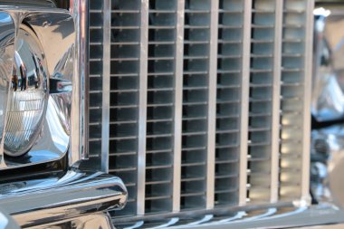 Wroclaw, Polonya, 25 Ağustos 2021: Eski bir arabanın güzel önü, büyük metal bir ızgara