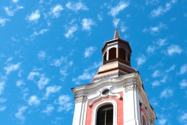 Poznan, Polonya, 17 Ağustos 2021: Mavi gökyüzüne karşı binanın kubbesi