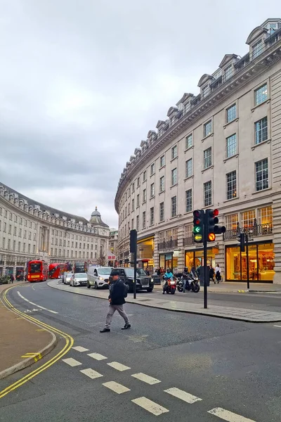 Londra, Birleşik Krallık, 8 Şubat 2022: Londra sokaklarında trafik