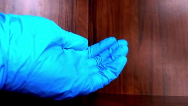 Медицинские Перчатки Наливают Дезинфицирующее Средство — стоковое видео