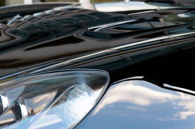 Seçici odak noktası, modern bir arabanın is manzarası.