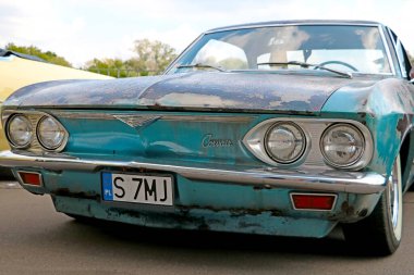 Wroclaw, Polonya, 25 Ağustos 2021: Eski bir Chevrolet araba manzarası