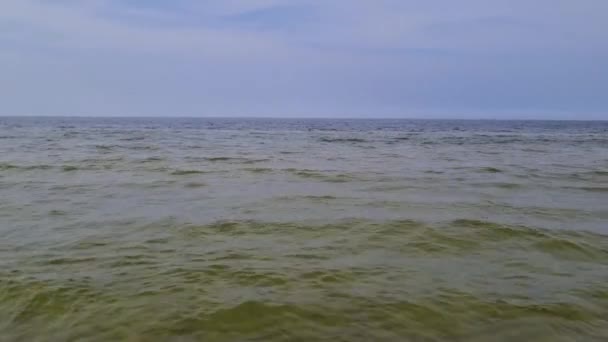 Pohled na krásné moře za oblačného dne. Studená voda. — Stock video