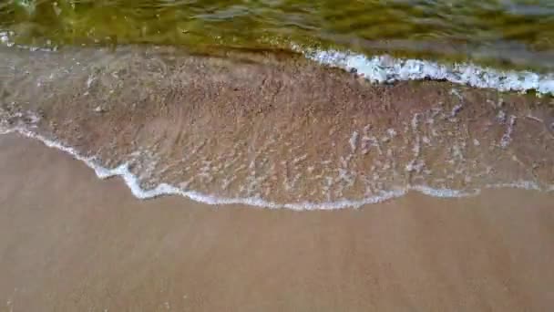 Vue de dessus des vagues ondulantes sur la rive sablonneuse. Nettoyer l'eau froide claire. Contexte naturel. — Video