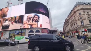 Londra, Birleşik Krallık, 7 Şubat 2022: Londra sokaklarında trafik. Reklam tabelaları.