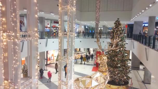 Wroclaw, Polonia, 13 de diciembre de 2020: centro comercial brillante. La gente va de compras y compra cosas diferentes. Preparación para las vacaciones. — Vídeo de stock