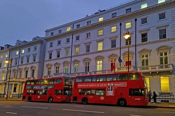 Londyn Wielka Brytania Lutego 2022 Słynne Miejskie Autobusy Dwupokładowe Ulicach — Zdjęcie stockowe