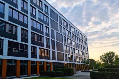 Wroclaw, Polonya, 25 Ağustos 2021: günbatımında modern güzel bina. İş merkezleri Konut Kompleksi