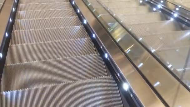 아래로 내려가는 엘리베이터 계단의 작업을 — 비디오
