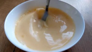 Tabakta yumurta çırpmaya yakın çekim. Omlet yapıyorum. Hafif ve sağlıklı kahvaltı.