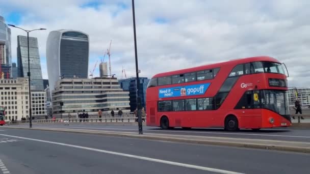 Londen Verenigd Koninkrijk Februari 2022 Tegen Achtergrond Van Wolkenkrabbers Rijden — Stockvideo